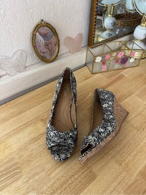 Whimsical Black & White Floral Peep Toe Cork Wedge Heels Y2K Size 10 Indie